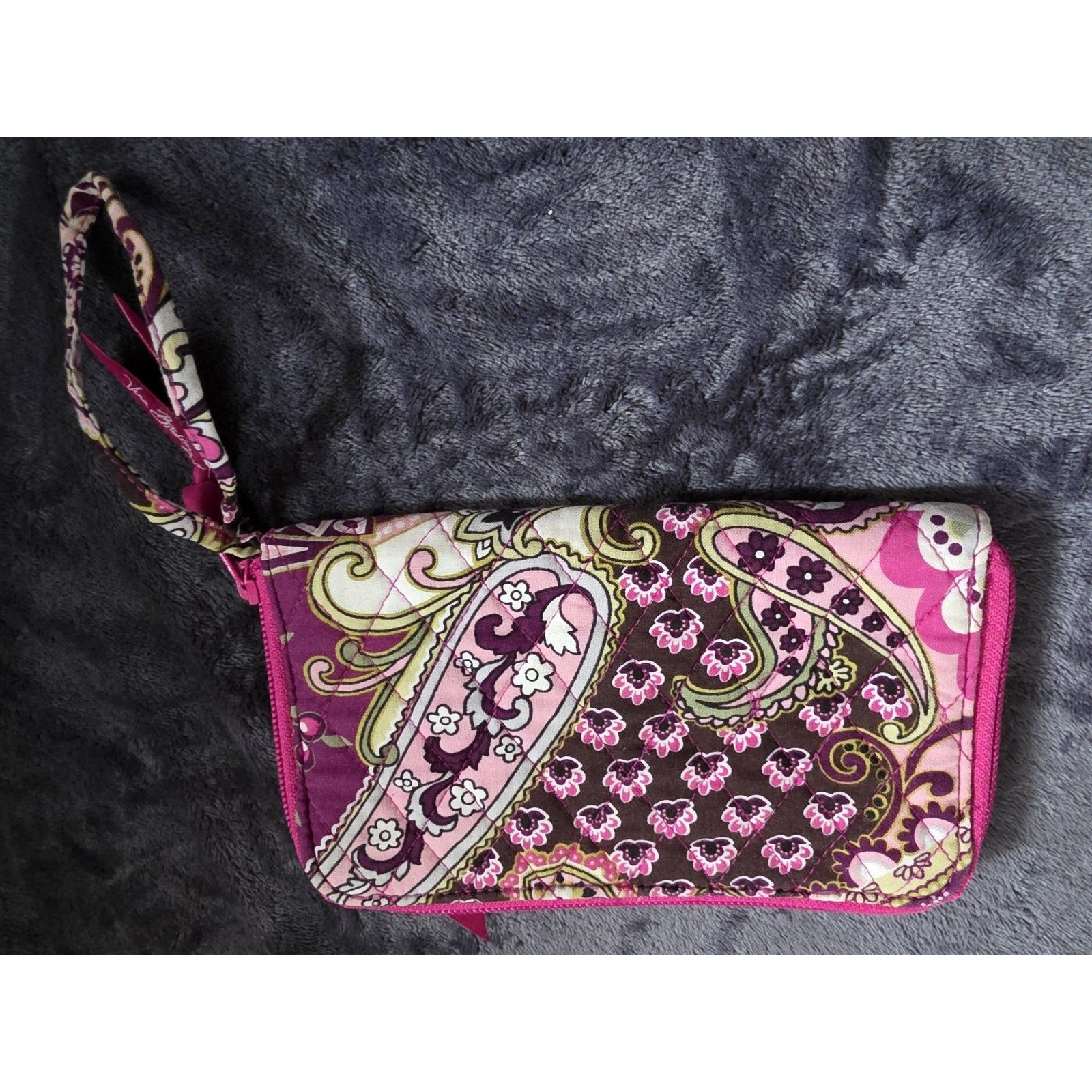 Pretty Vera Bradley Women's Very Berry Paisley Pink Zip-Around Wallet Vguc